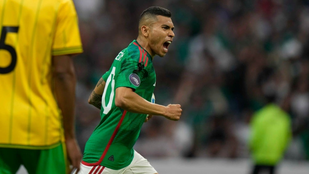 Orbelín festeja su gol frente a Jamaica en el Azteca