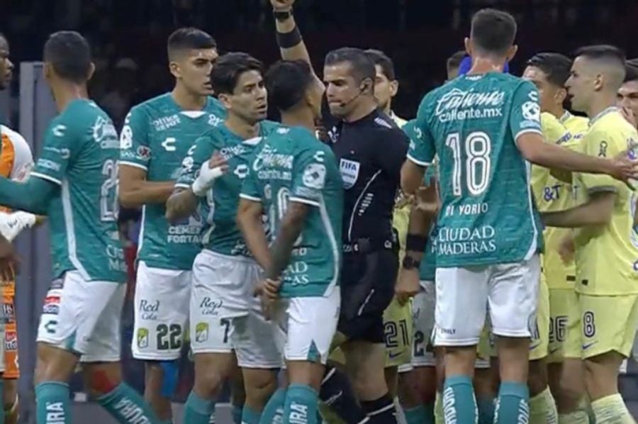 Momento donde Hernández le pega rodillazo a jugador de León 