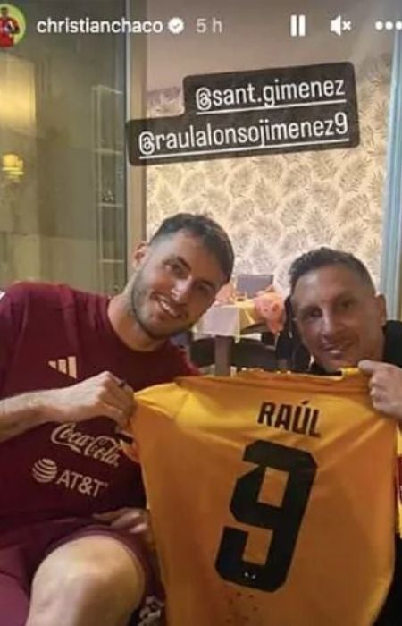 'Chaco' y Santi Giménez con el jersey de Raúl