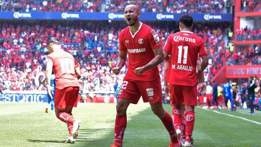 Carlos González celebrando un gol ante Tigres