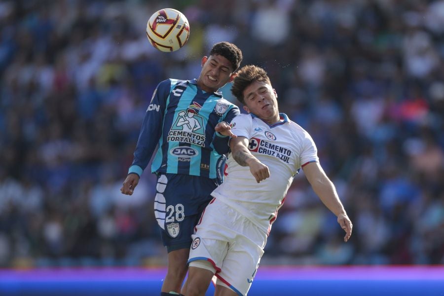 Huescas peleando por el balón en juego ante Pachuca 