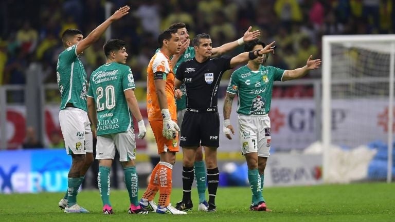 Hernández dialogando con jugadores de León