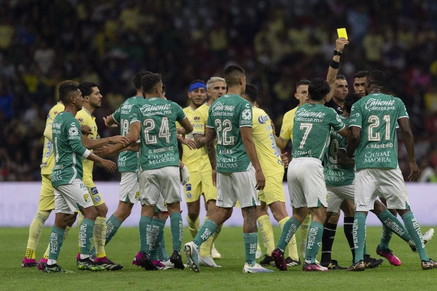 Hernández mostrando una tarjeta amarilla