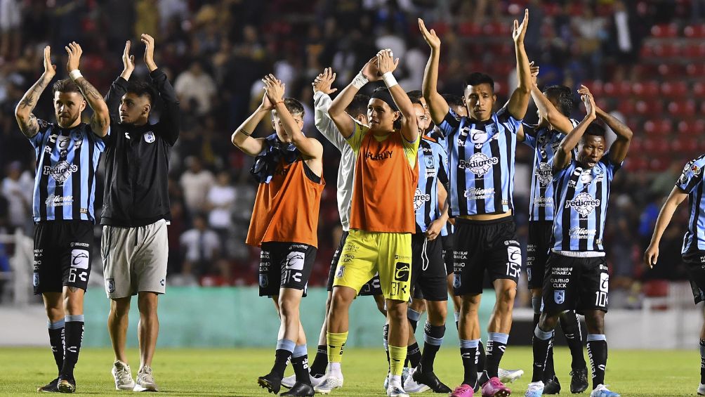 Querétaro celebrando la victoria con su afición