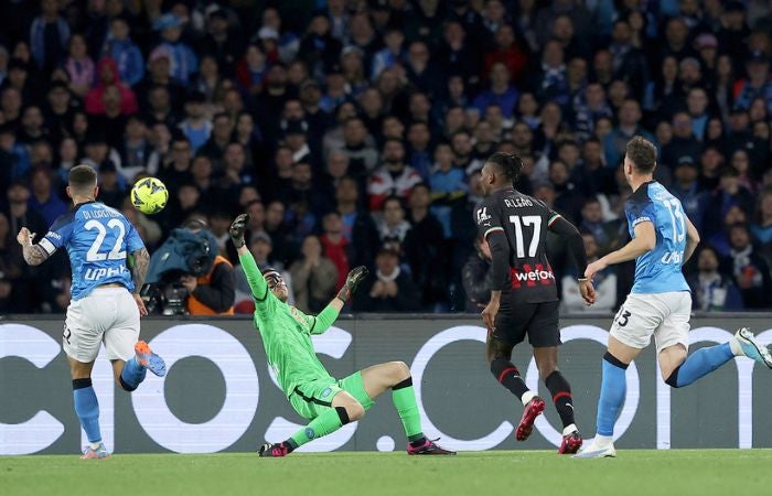 Rafael Leão en el primer gol ante el Napoli