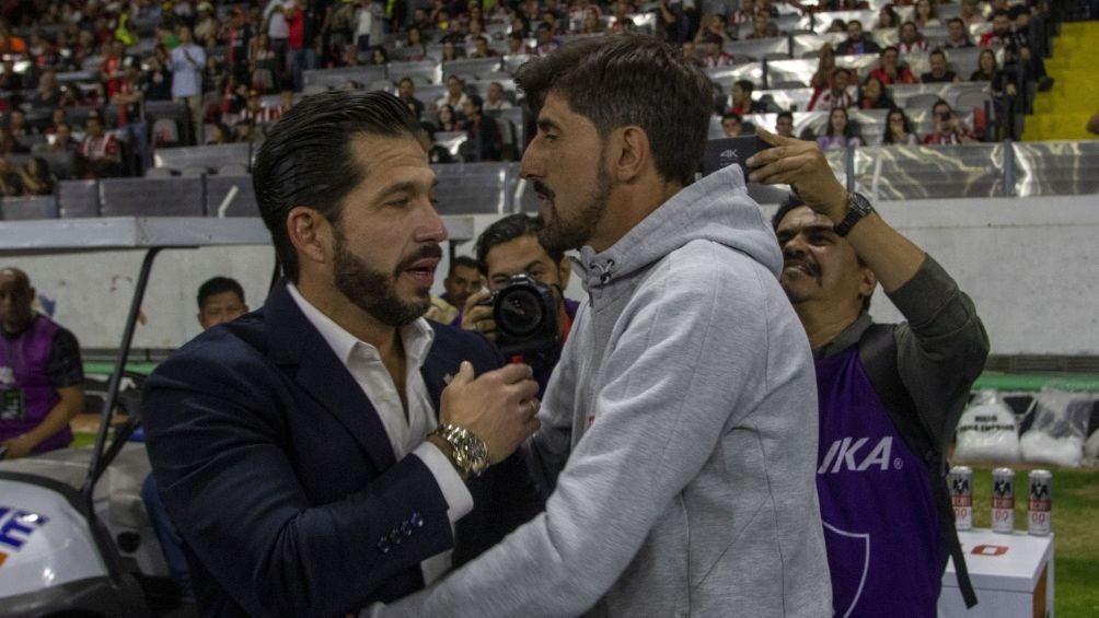 Benjamín Mora y Veljko Paunovic antes del encuentro entre Atlas y Chivas