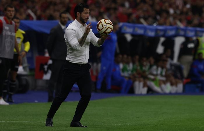 Benjamín Mora agarrando el balón en el Clásico Tapatío