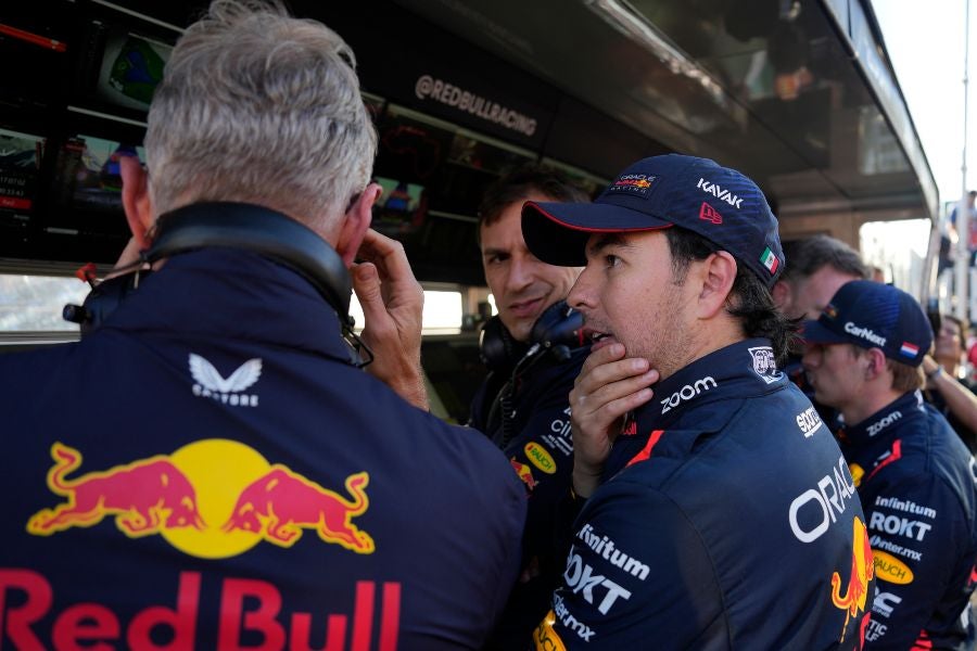 Checo Pérez con ingenieros de Red Bull 