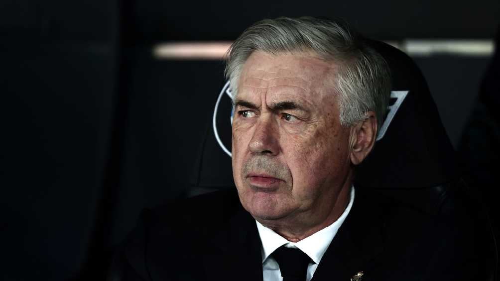 Ancelotti viendo el desempeño de su equipo