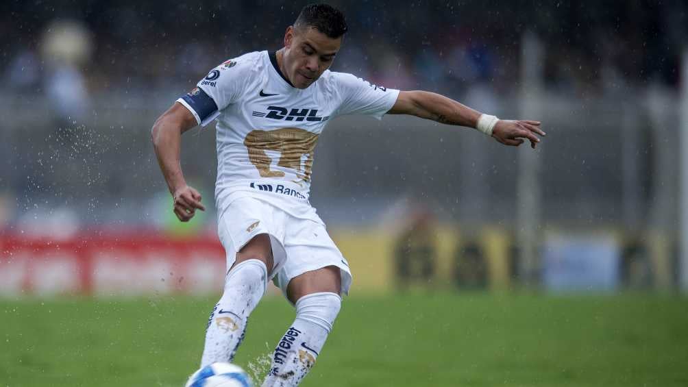 El volante mexicano jugando con los Pumas