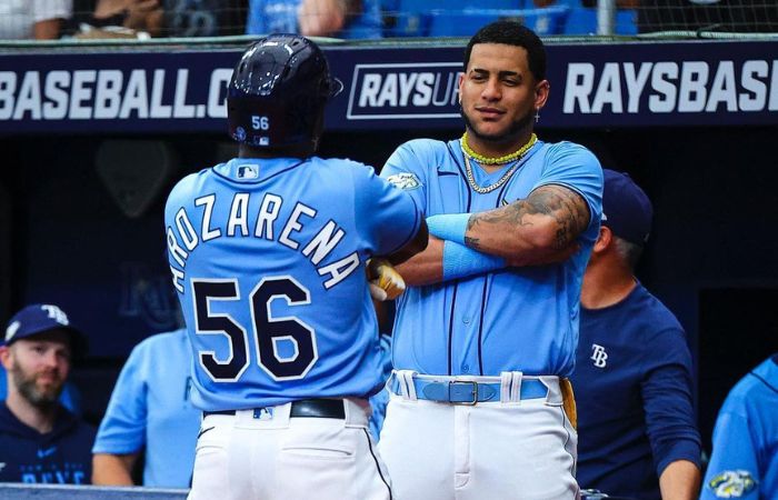 Randy Arozarena haciendo su típico festejo en su primer cuadrangular con Rays