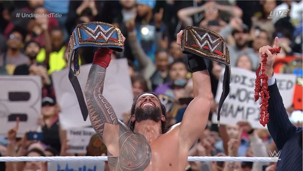 Roman Reigns retuvo sus campeonatos en WrestleMania