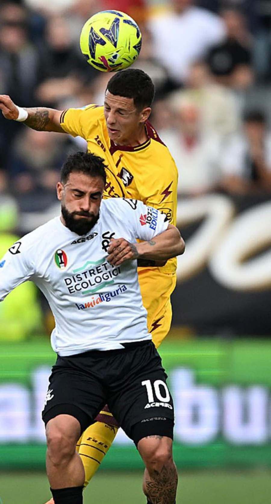 Lucha de balón entre jugadores del Salernitana y Spezia 