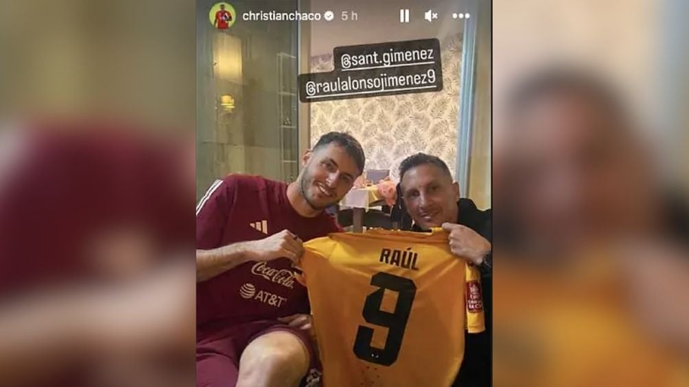 Santiago y Christian Giménez presumiendo el obsequio de Raúl en Instagram