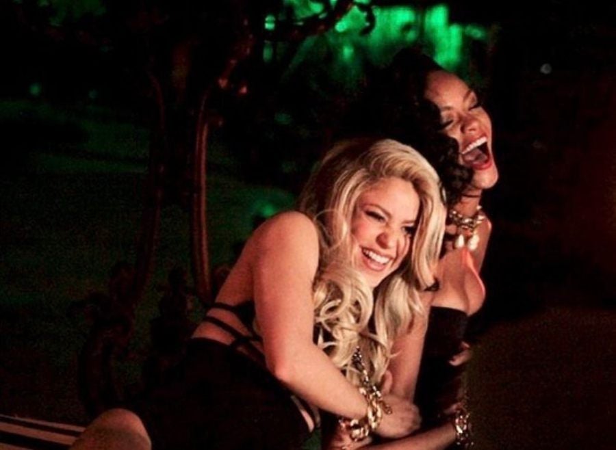 Shakira y Rihanna riendo 