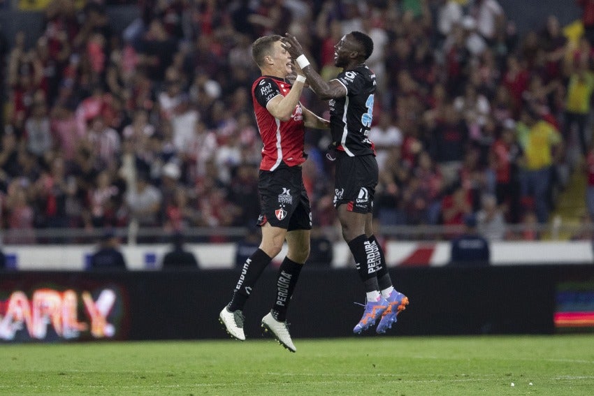 Julio Furch y Julián Quiñones celebrando