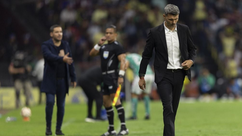 Fernando Ortiz abandonando la cancha del Estadio Azteca