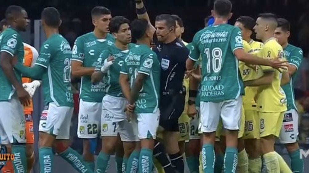 Momento en el que el arbitro golpea al jugador de León