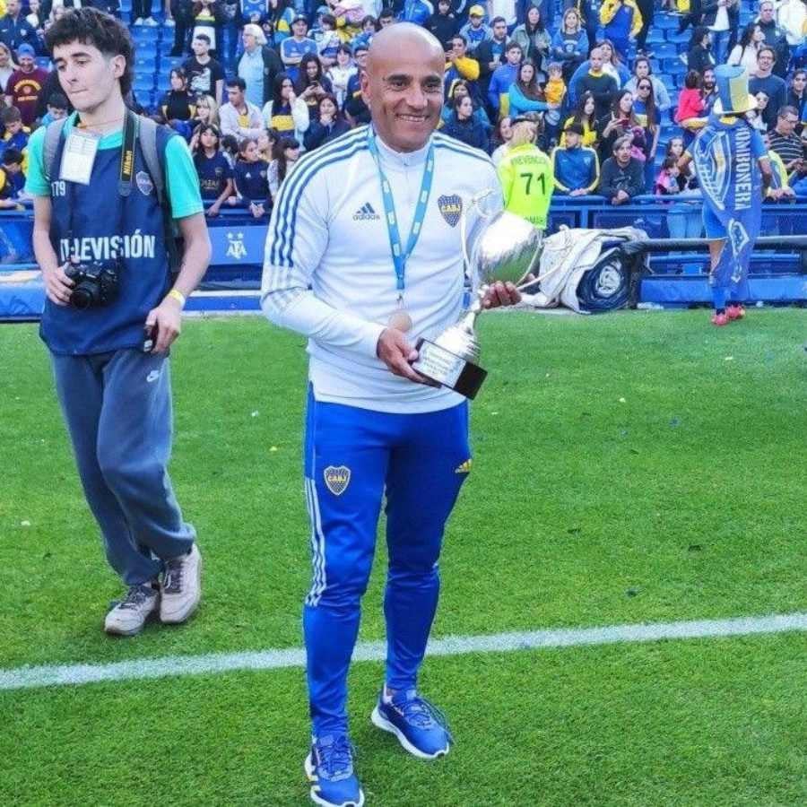 Jorge Martínez cargando campeonato con Boca 