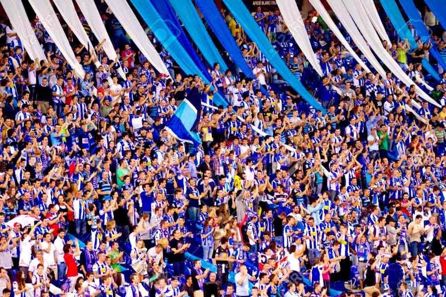 Afición blanquiazul en juego del Espanyol apoyando 