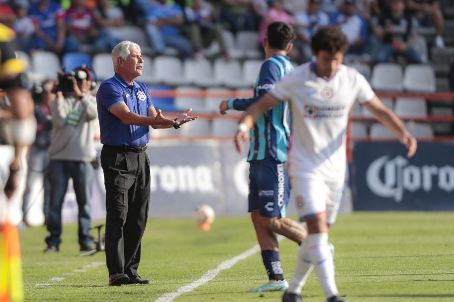 Ferretti dando instrucciones en partido de Liga MX 