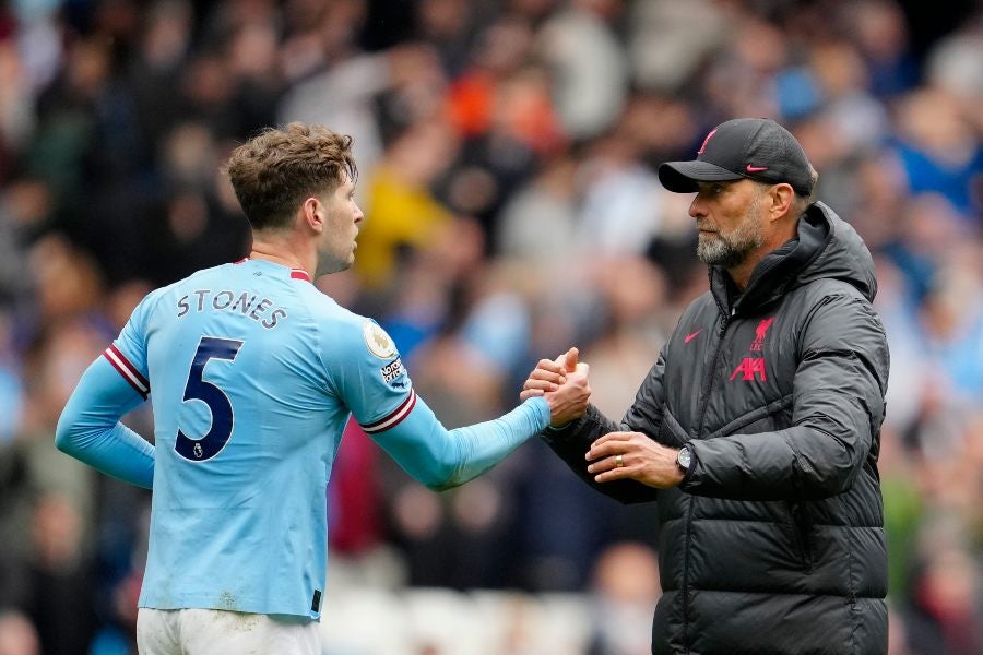 Klopp dándose la mano con Stones  