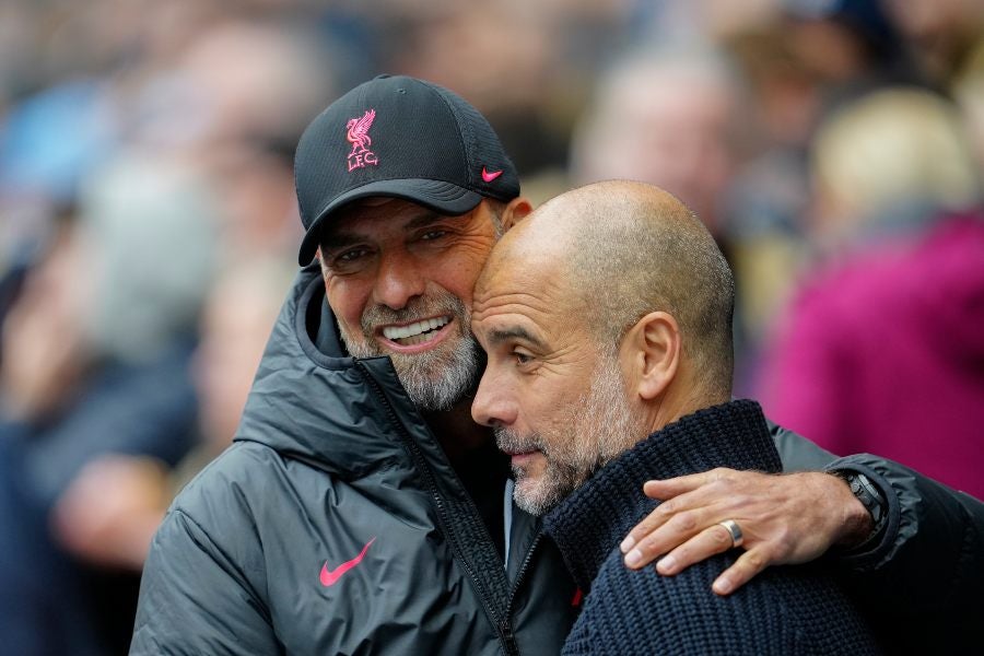 Jurgen Klopp y Pep Guardiola en juego de Premier League 