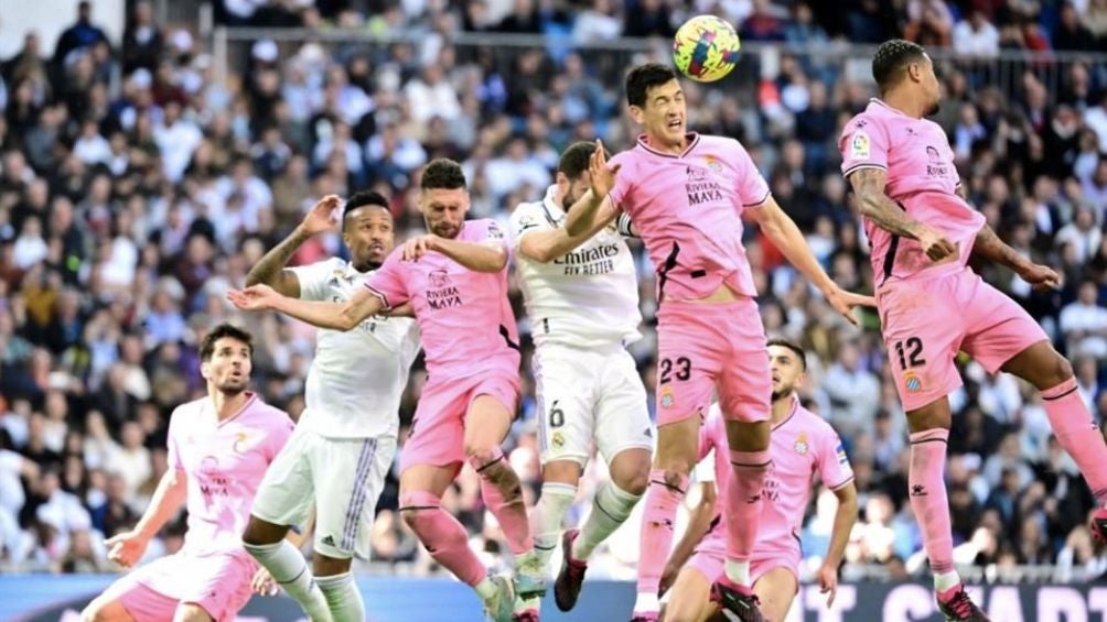 César Montes en el encuentro ante el Real Madrid