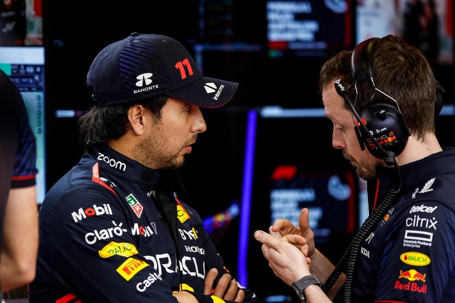 Pérez con ingeniero de Red Bull 