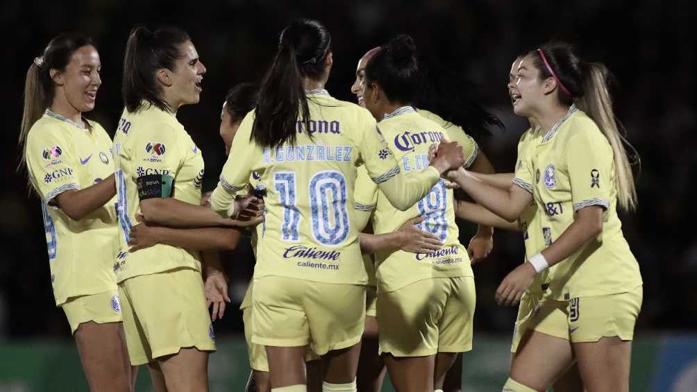 Jugadoras de América celebrando gol