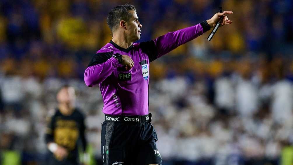 Fernando Hernández arbitreando