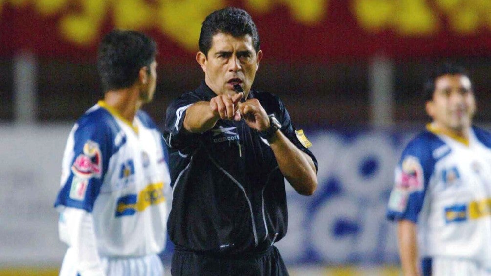 El exárbitro pitando un partido de Dorados