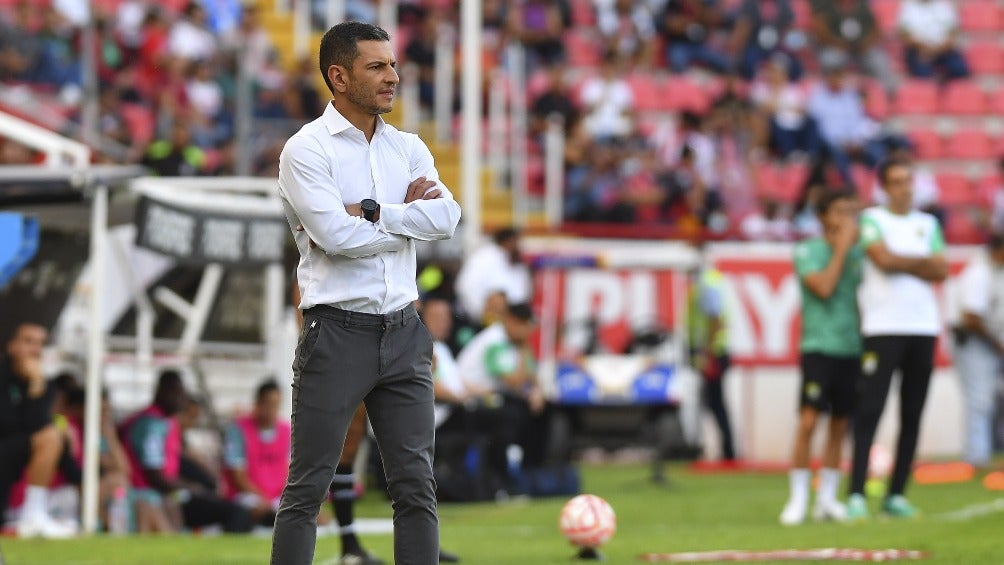 De brazos cruzados viendo a su Necaxa jugar