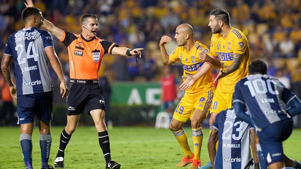 Hernández decreta una falta de Tigres frente a Pachuca