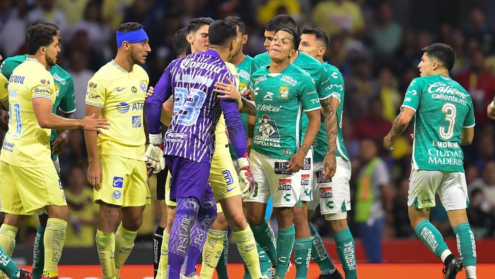 Lucas Romero de León intercambia palabras con el portero americanista