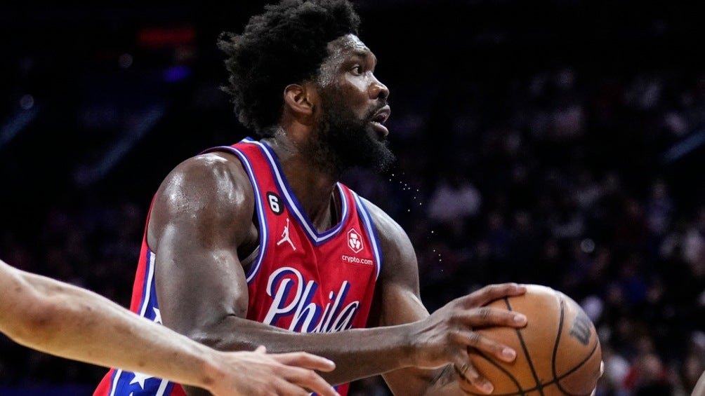 Embiid prepara el tiro