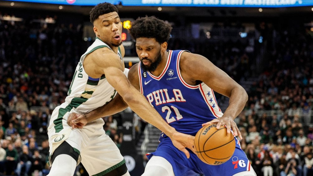 Embiid y Antetokounmpo compitiendo debajo del canasto