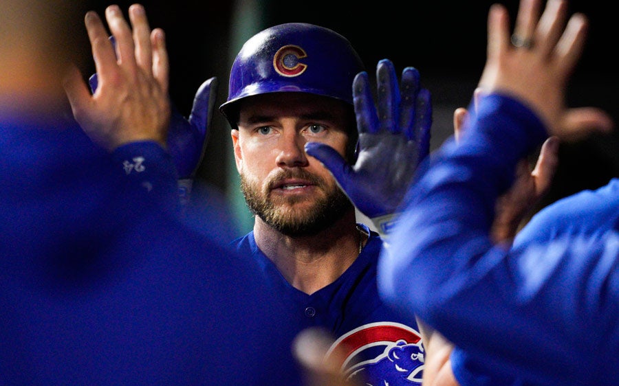 Patrick Wisdom celebra en el dugout de Cubs