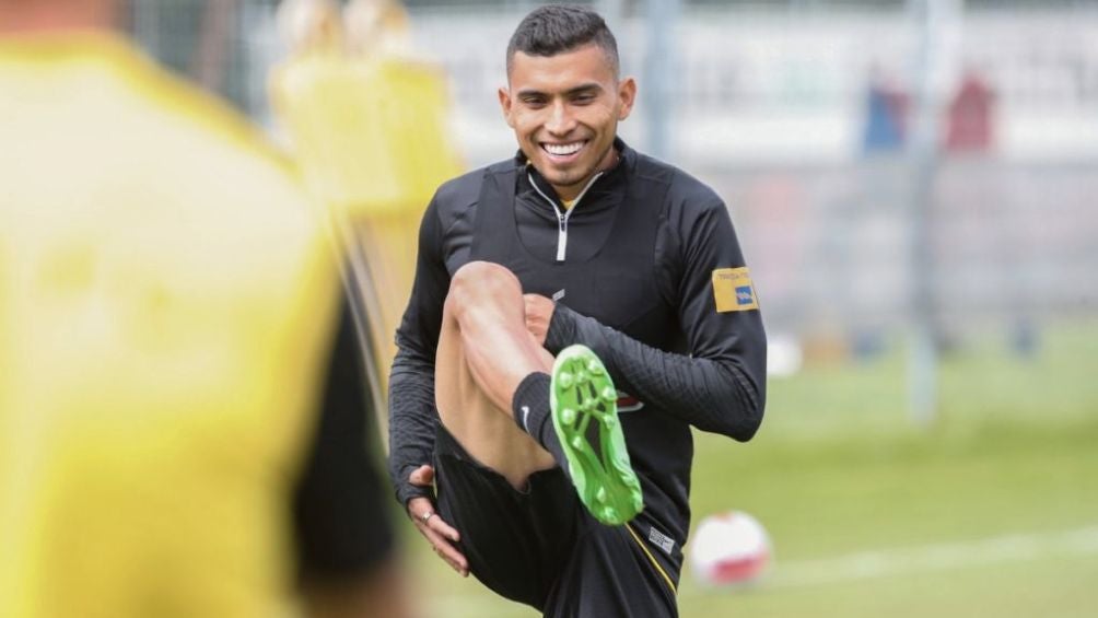 Orbelín en un entrenamiento con el AEK