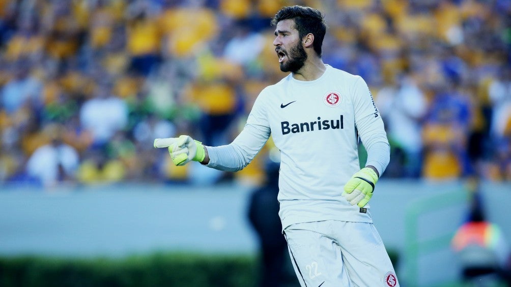 Alisson Becker jugando ante Tigres en el Volcán en la Copa Libertadores 2015