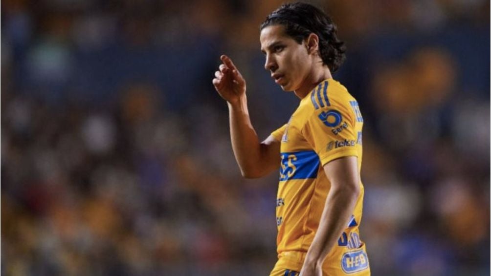 Diego Lainez durante un partido con Tigres