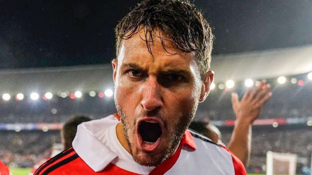 ¡Ídolo! Fans rivales del Feyenoord piden autógrafos a Santiago Giménez y él le firma sus jerseys