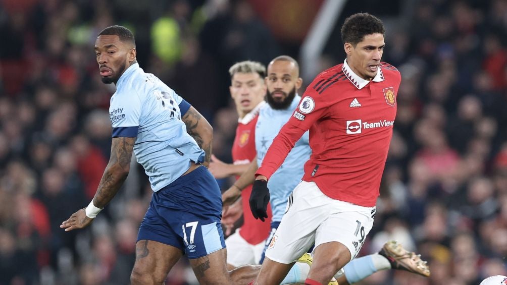 Varane en la disputa del balón ante el Brentford