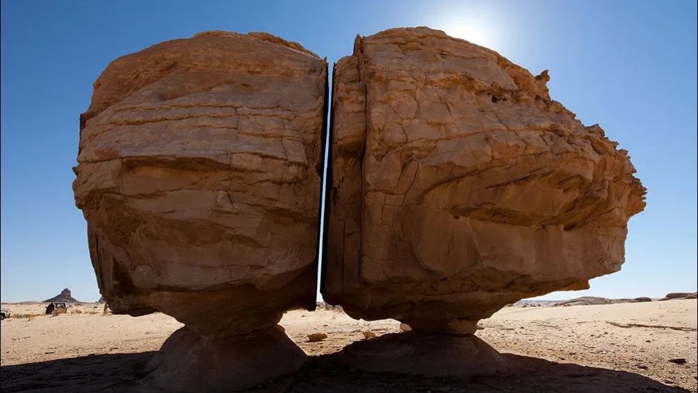 La roca es de una simetría impresionante