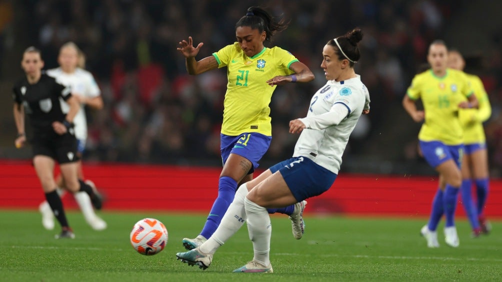 Kerolin de Brasil presiona a Lucy Bronze