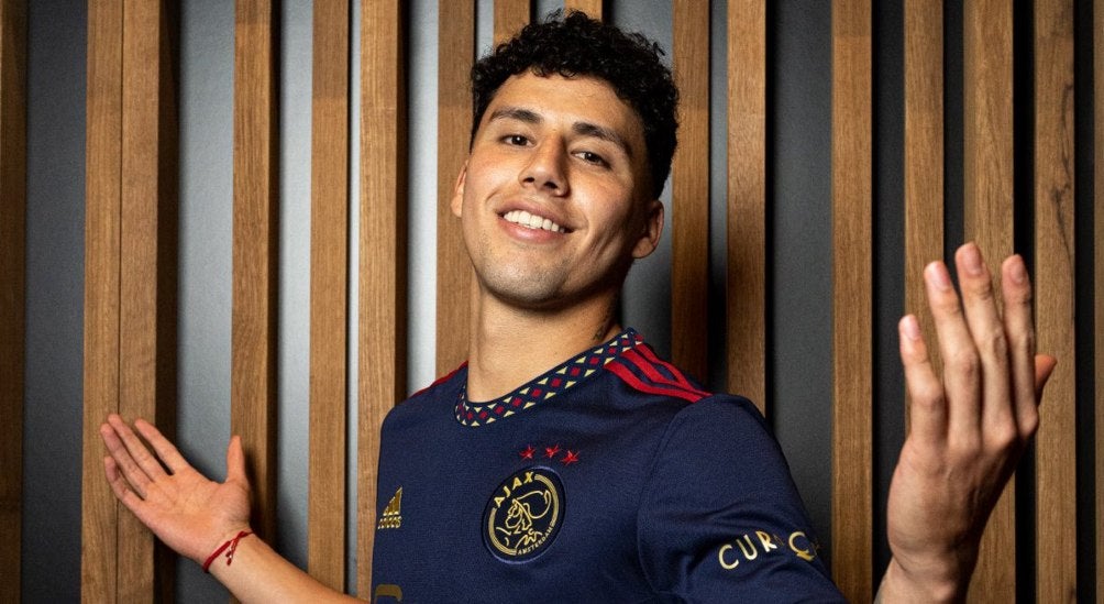 Sánchez presume su jersey del Ajax