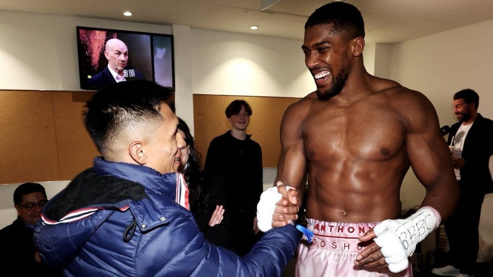 Lara saluda a Anthony Joshua