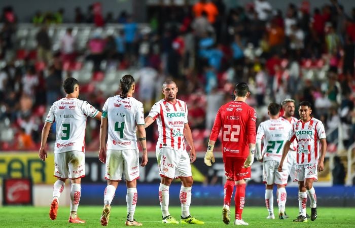 Jugadores del Necaxa luego del empate a cero goles con Santos Laguna