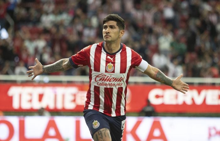 Víctor Guzmán festejando su gol ante Santos