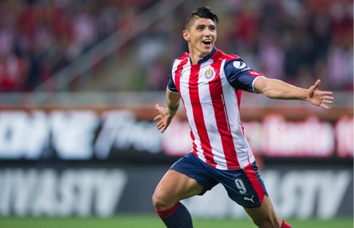 Alan Pulido celebrando un gol con las Chivas ante Veracruz